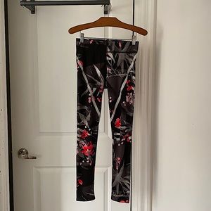 Sporty Ardene flower leggings